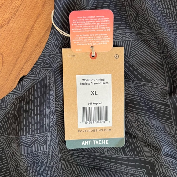 Elegant Black Sleeveless Dress - Picture 3 of 7